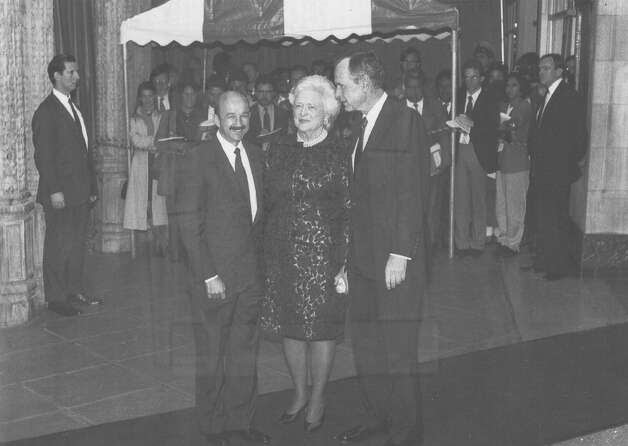 President George H.W. Bush and First Lady Barbara Bush greet Mexican President Carlos Salinas de Gortari on Feb. 27, 1992, at the Majestic Theater, site of the state dinner during a seven-nation drug summit President Bush is hosting in San Antonio. Photo: San Antonio Light File Photo / SA
