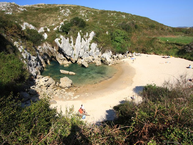 A praia de Gulpiyuri fica no meio do campo, a 100 metros da costa (Foto: Arturo/Creative Commons)