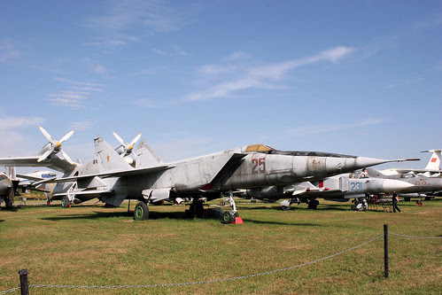 Mikoyan-Gurevich MiG-25R 25 red
