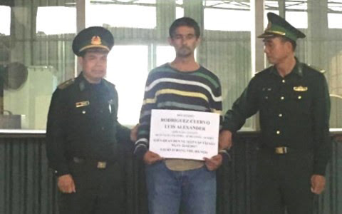 Bắt nhóm người nước ngoài chuyên dàn cảnh đâm thủng lốp xe để trộm tài sản