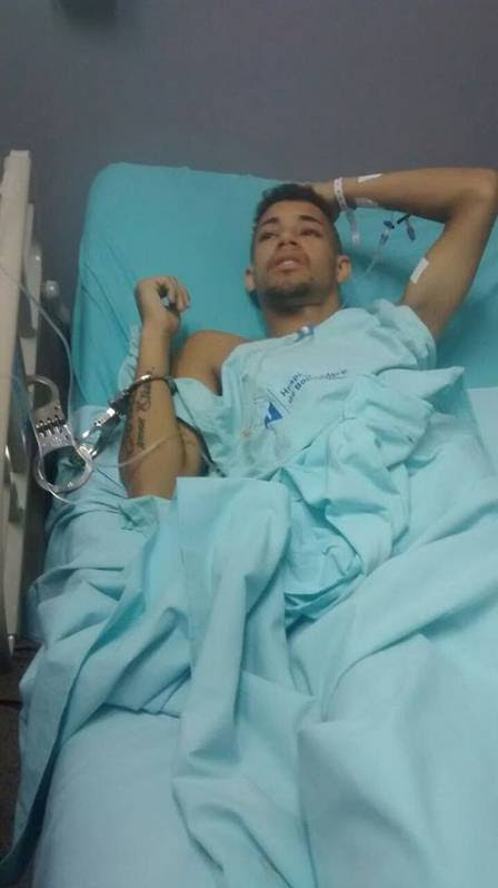 O rapaz no hospital, algemado ao leito