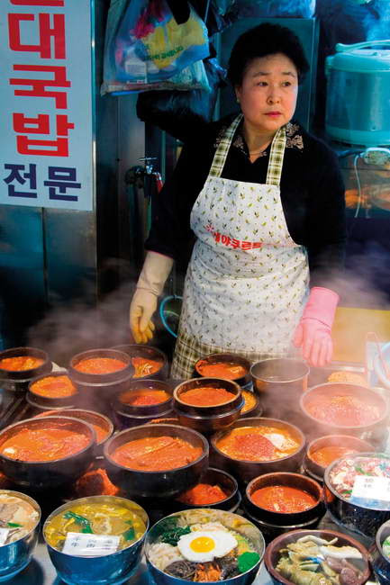 朝日新聞デジタル ソウルの南大門市場 韓国 韓国最大の市場で 屋台においしそうな料理が並ぶ C Dbimages Alamy 続 いつかは行きたい一生に一度だけの旅 ｂｅｓｔ５００ 8 12 フォトギャラリー