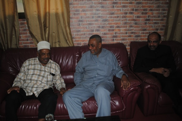 Makamu wa Kwanza wa Rais Zanzibar Maalim Seif Sharif Hamad, Mwenyekiti wa Kamati ya Maridhiano Hassan Nassor Moyo (kushoto) na Mjumbe wa kamati hiyo Ismail Jussa Ladhu, wakibadilishana mawazo kabla ya ufunguzi wa kongamano la maridhiano lililofanyika hoteli ya bwawani.