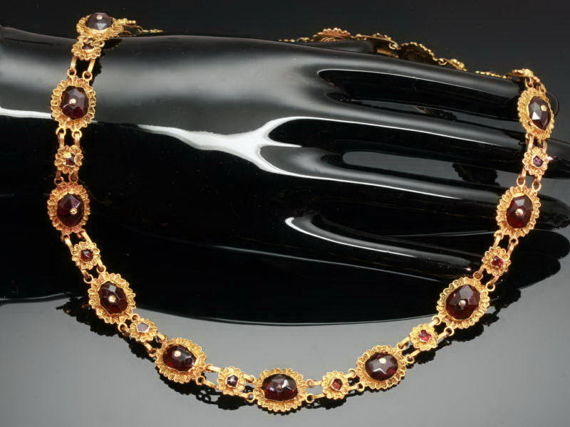 Dutch 18th Century Amsterdam so-called bootjesketting gold necklace with garnets from the antique jewelry collection of Adin Antique Jewelry, Antwerp, Belgium