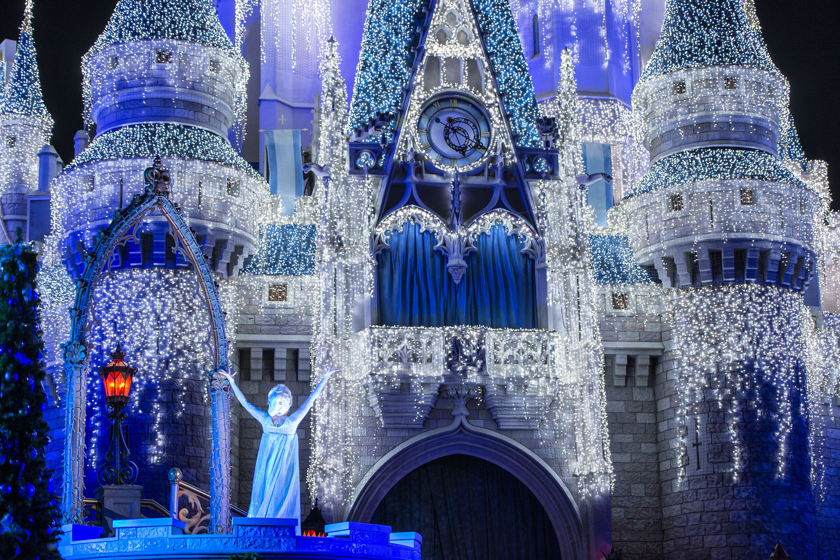 Queen Elsa from ÒFrozenÓ Transforms Cinderella Castle in ...