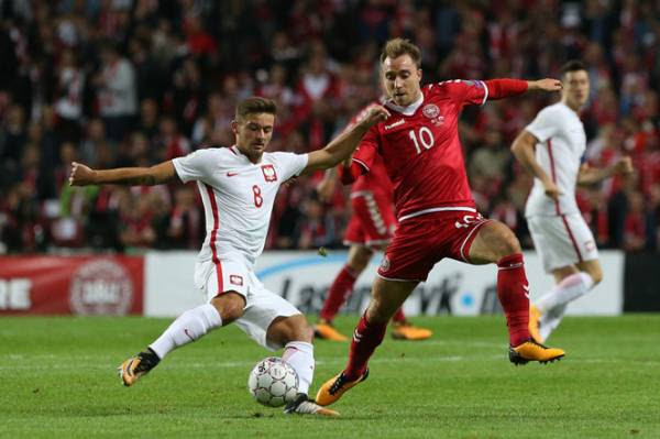 Christian Eriksen (phải), cầu thủ nguy hiểm nhất trong đội hình của Đan Mạch