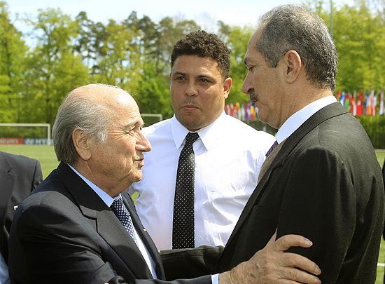 Joseph Blatter (esq.) com Aldo Rebelo (dir.) e Ronaldo em Zurique