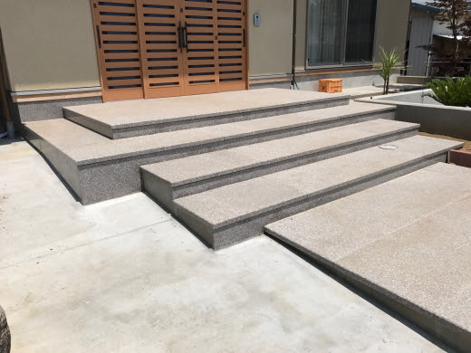 御影石を使用した重厚な玄関アプローチ 外構工事 茨城県水戸市 渡辺石材工業