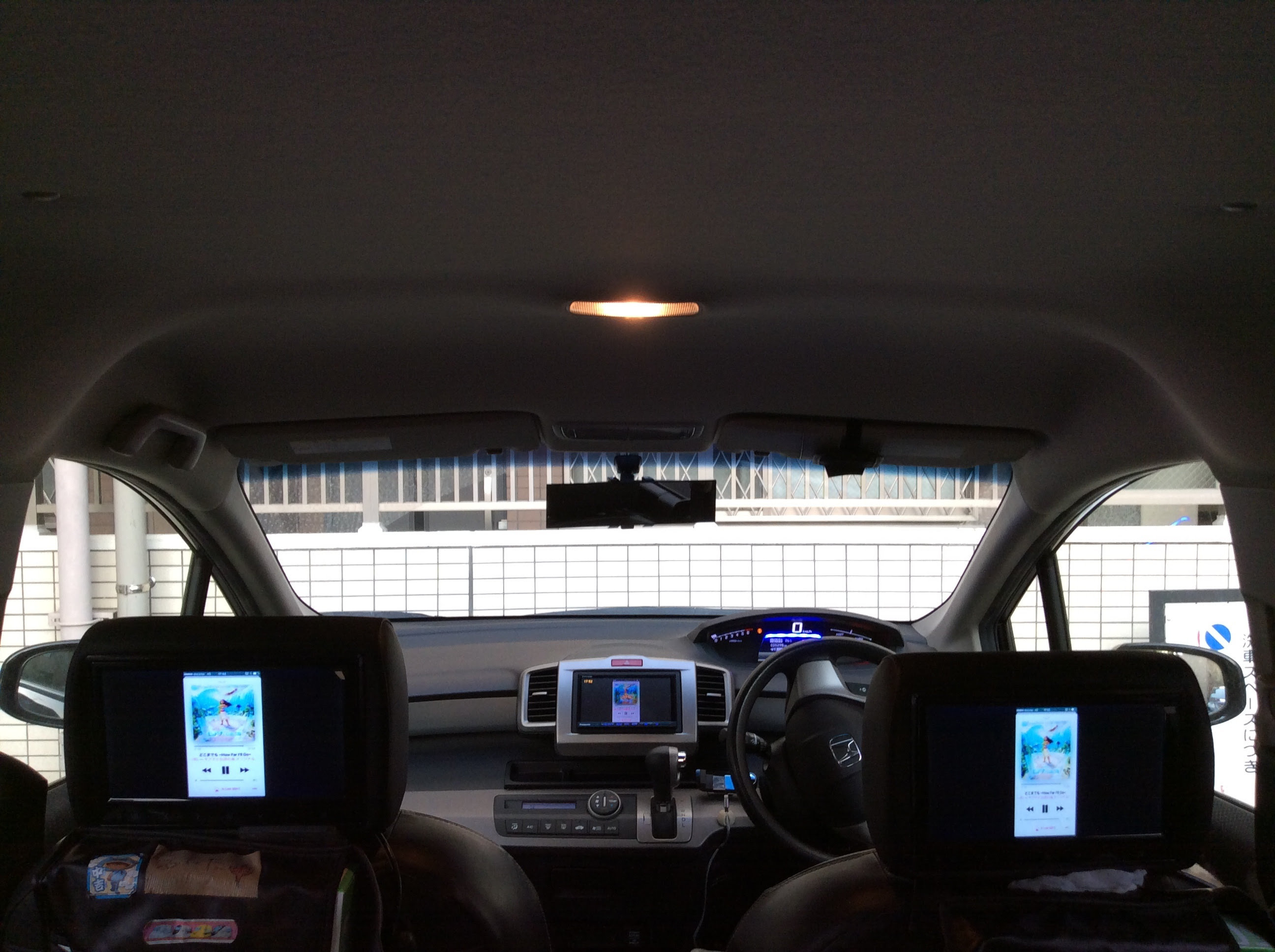 長時間渋滞の帰省がむしろ楽しい 車のヘッドレストモニターでiphone Nintendo Switch映像を見る 後部座席の子供達も驚愕 家族はこんな夢の車載システムが欲しかった 車快適生活