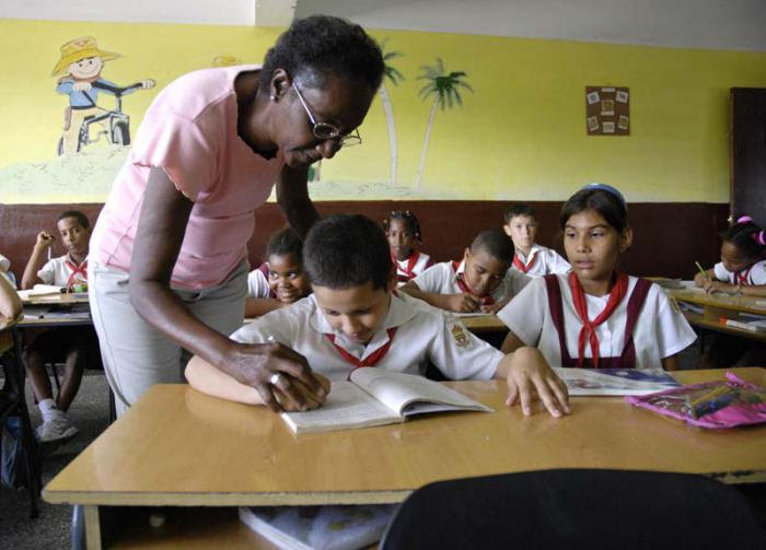 Escuela Primaria “Miguel Figueroa García”. Pioneros con su profesora en un aula.