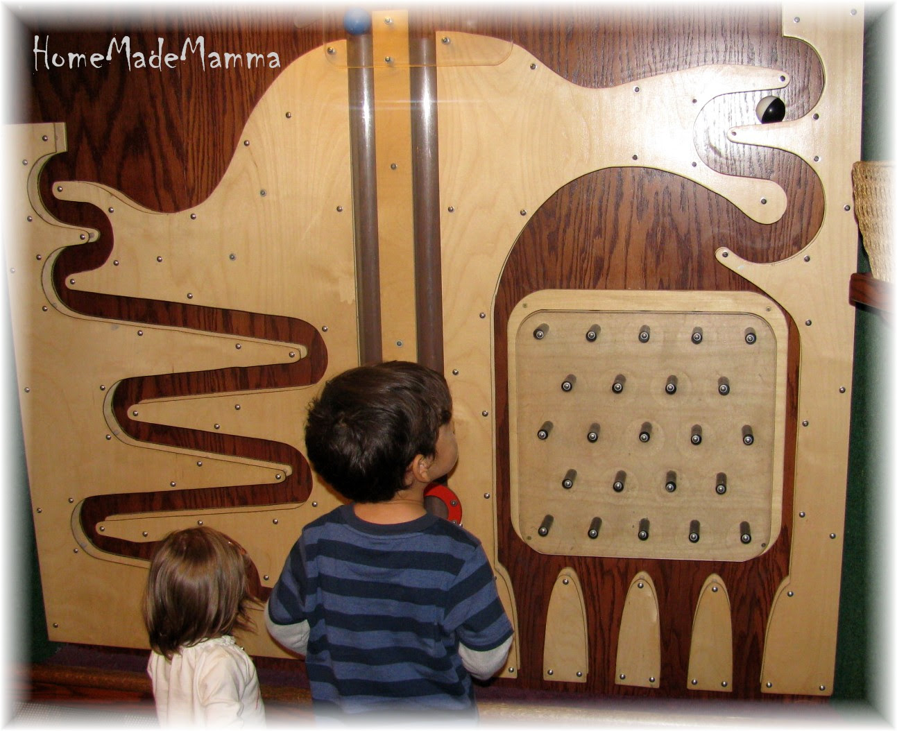 Era dal nostro viaggio a San Francisco che stavo pensando di creare una pista di palline per Piccolo Furfante perch¨ avevo visto questa al Children Museum
