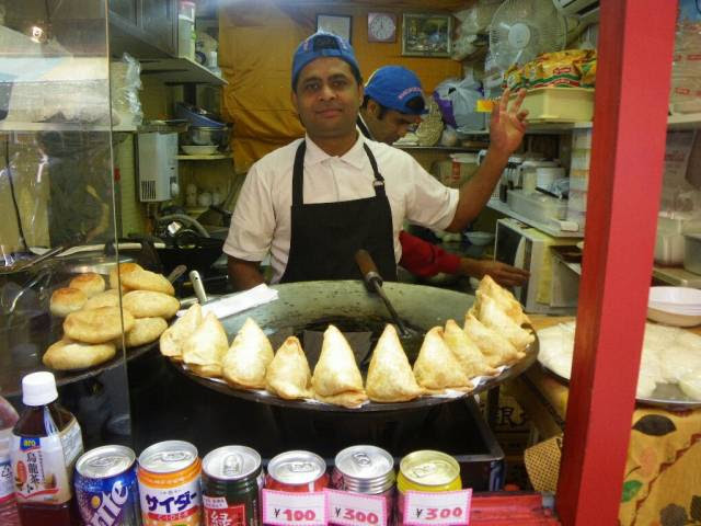 上野 アメ横の日本初 インドスナック屋台 に待望の タンドール窯 設置 毎日カレー と タイ料理 By エスニカン