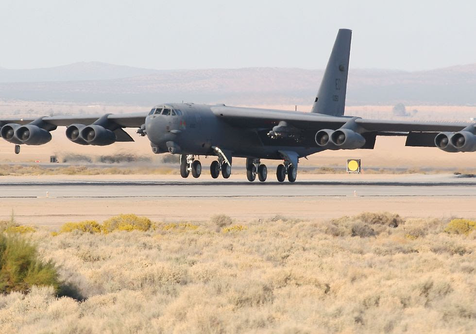 B-52 Superfortress landing  (click here to open a new window with this photo in computer wallpaper format)