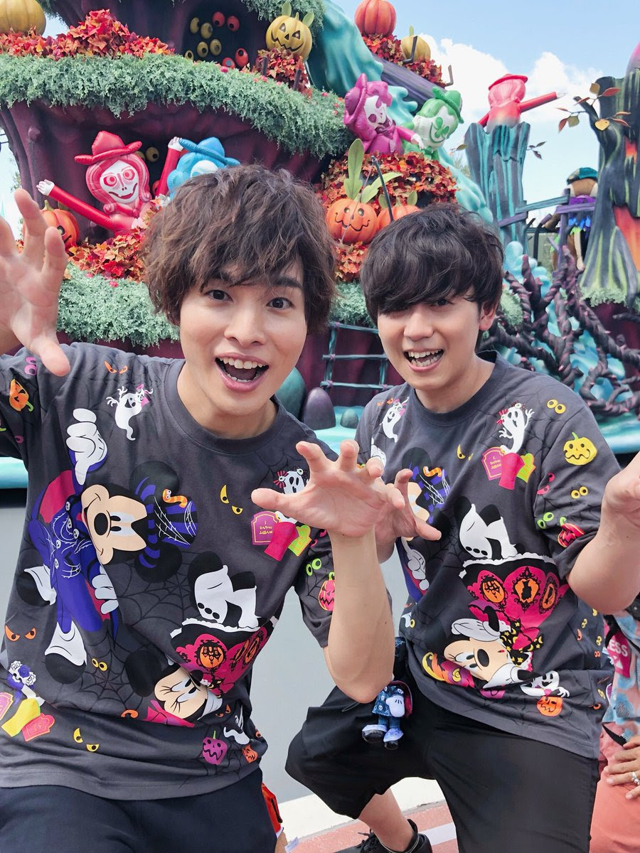 山下大輝さんと岡本信彦さんがディズニーハロウィンを体験 お揃いのtシャツ姿 ナイトメア ジャックの仮装姿も にじめん