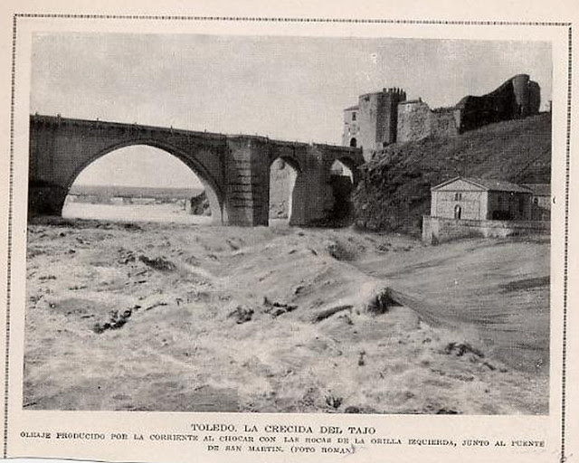 Gran crecida del Tajo en 1924 a su paso por el Puente de San Martín de Toledo. Fotografía de D. Pedro Román Martínez