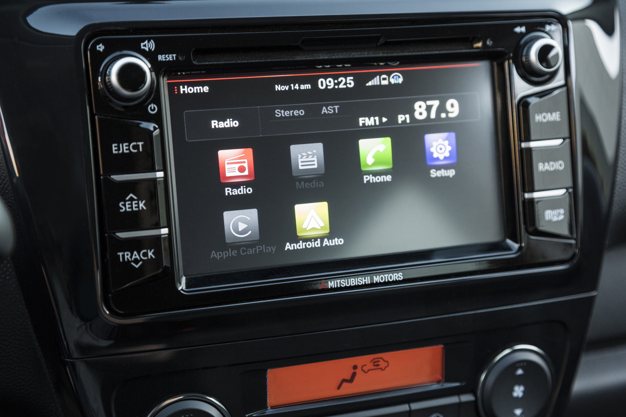 2017 Mitsubishi Mirage infoitanment system
