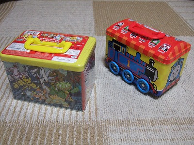 クリスマス用ポケモンお菓子缶とトーマスお菓子缶を買いました 金持ちな お父さんをめざす お金の本箱 楽天ブログ