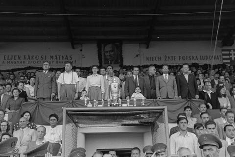 Nagyerdei Stadion, Magyarország - Lengyelország (8:2) labdarúgó mérkőzés. A dísztribünön jobbról az első Zsofinyecz Mihály nehézgépipari miniszter, második Kállai Gyula külügyminiszter, harmadik Ménes János Debrecen polgármestere, negyedik Simon Lajos Budapest alpolgármestere, mögötte Köböl József  Nagy-Budapest törvényhatóságának elnöke, balról a második Kossa István pénzügyminiszter.