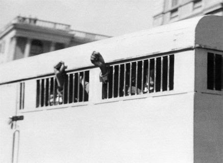 16 Ιουνίου 1964. Οι 8 καταδικασθέντες στη Δίκη της Ριβόνια, υψώνουν τις γροθιές τους, φεύγοντας από το δικαστήριο. (φωτο:vivacitypr)