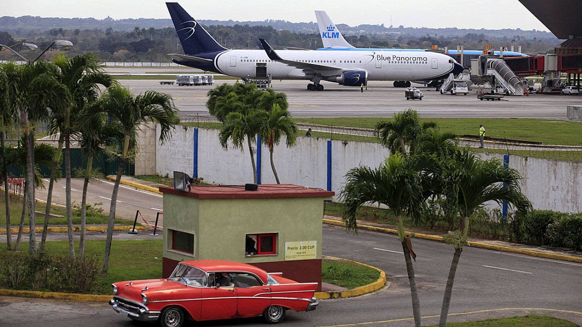  Aviones de Blue Panorama y KLM descansan en la pista del aeropuerto José Martí en La Habana. 