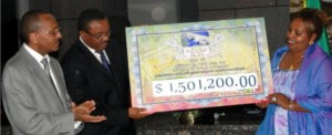 ሃይለማርያም ደሳለኝ በዋሽንግተን ዲሲ ለአባይ ግድብ ቦንድ ተሸጦ የተሰበሰበውንና በመጪዎቹ 30 ቀናት ውስጥ የሚመለሰውን ሰኔ 2012 በተቀበሉበት ወቅት፤ (ፎቶ ምንጭ፡ tigraionline.com)