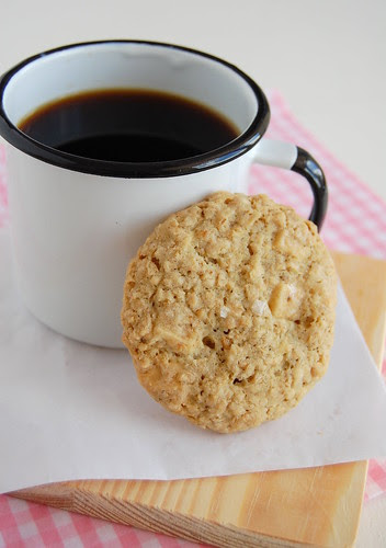 Crispy salted oatmeal white chocolate cookies / Cookies de aveia e chocolate branco com um toque de sal