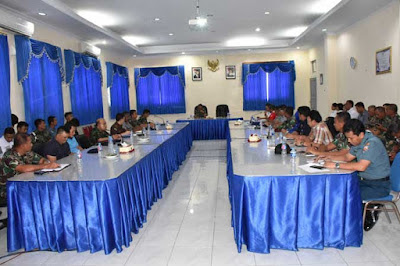 Ambon, Malukupost.com - Pangkalan Utama TNI AL (Lantamal) IX Ambon menggelar rapat kesiapan pemusnahan dua kapal ikan asing sitaan, KM Sino 26 dan KM Sino 35 yang berada di bawah pengawasan Kejaksaan Negeri (Kejari) Ambon, Rabu (29/3). Rapat yang digelar di Markas Komando Lantamal IX itu, dihadiri oleh perwakilan dari beberapa instansi terkait, di antaranya Tim IT Kementerian Kelautan dan Perikanan (KKP), Dinas Kelautan dan Perikanan Provinsi Maluku, Kejari Ambon, PT Telkom dan Telkomsel Ambon.