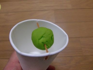 紙コップの動くおもちゃ 簡単手作りおもちゃの作り方 工作図鑑
