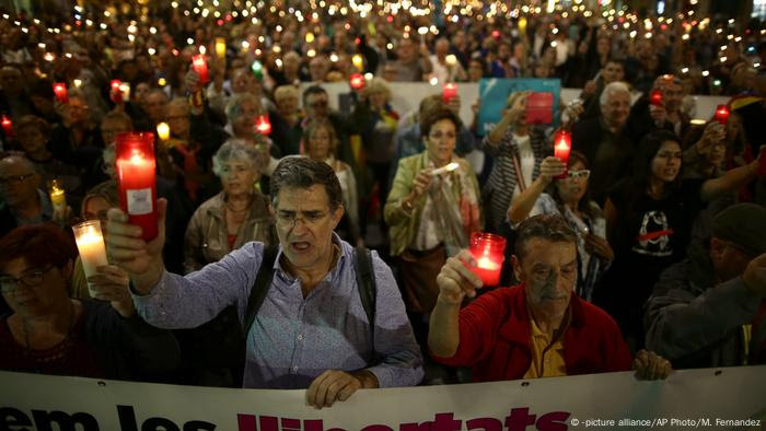 Spanien Barcelona Demonstration gegen Inhaftierung (-picture alliance/AP Photo/M. Fernandez)