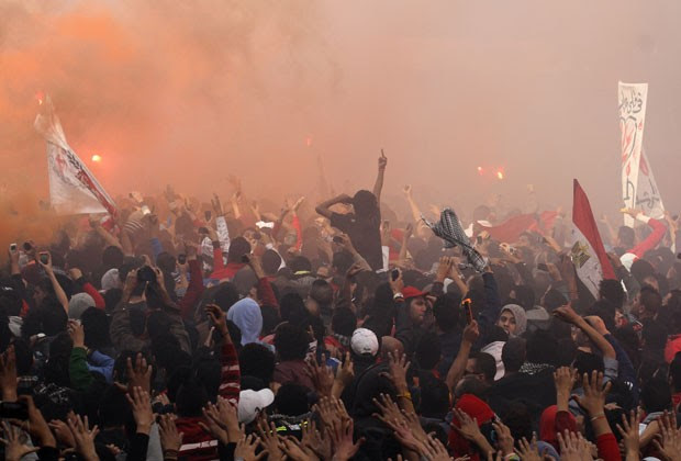 Torcedores do time de futebol Al-Ahly comemoram condenação de 21 pessoas à morte por massacre em estádio de Port Said (Foto: AFP)