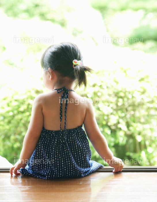 座っている女の子の後ろ姿 の画像素材 写真素材ならイメージナビ