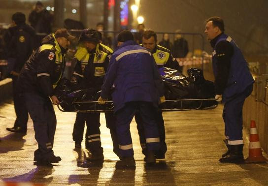 Medics carry the body of Boris Nemtsov, who was shot dead, in central Moscow February 28, 2015. REUTERS/Maxim Shemetov