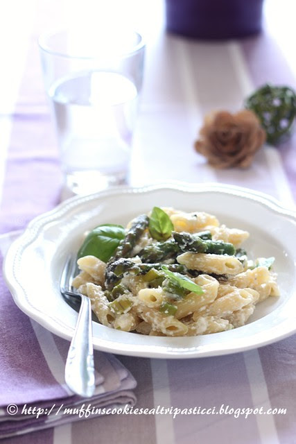 Penne con asparagi, ricotta & pepe  verde