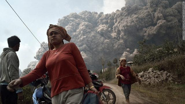 بالصور .. الرماد الساخن لبركان باندونيسيا يقتل 11 على الأقل