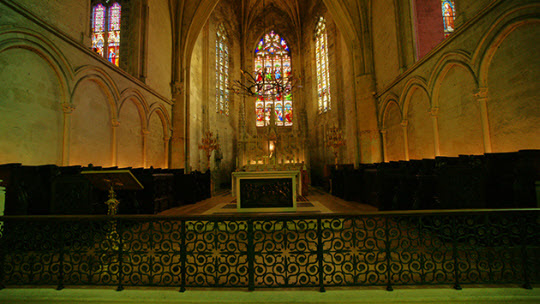 아침 햇살이 성당 창문을 통하면 녹색으로 변한다. 인위적인 수정을 가한게 아니라 있는 그대로의 사진이 신비로운 색깔을 내고 있다./사진=이서현