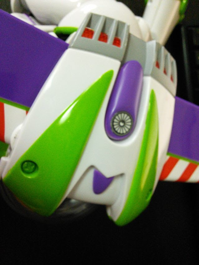 バズ ライトイヤーの電池を交換する 俺の知恵袋