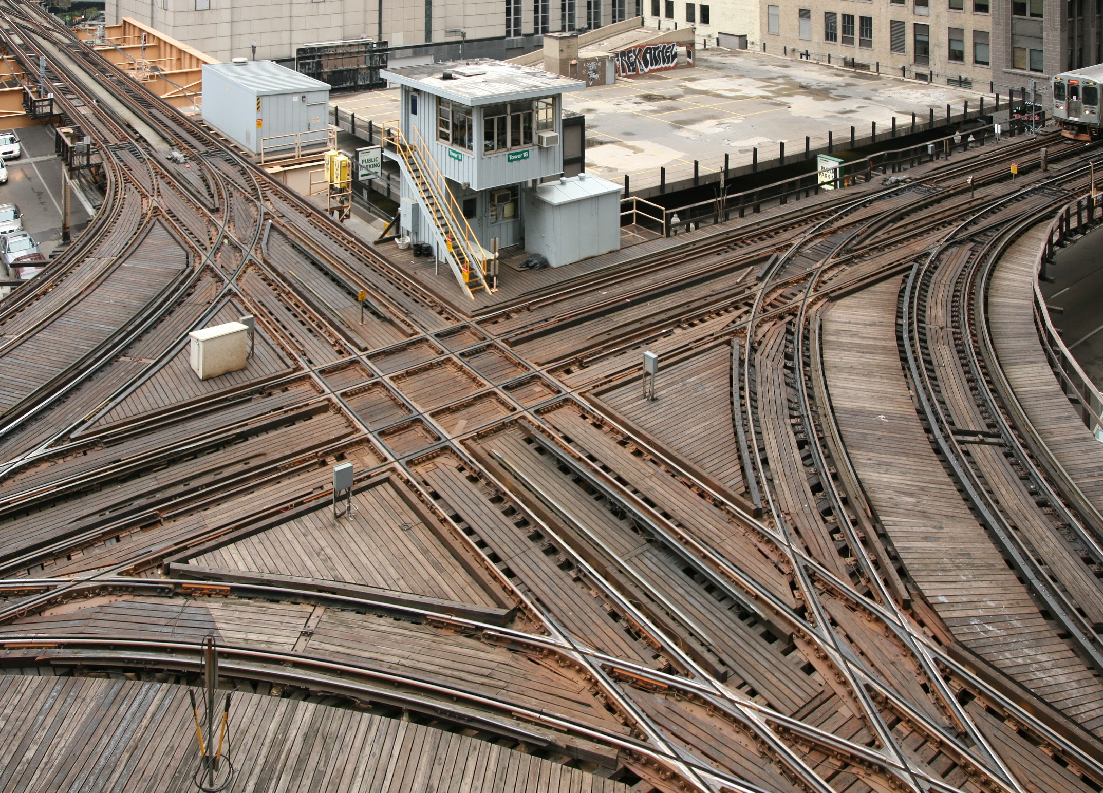 http://upload.wikimedia.org/wikipedia/commons/2/27/CTA_loop_junction_edit_4.jpg