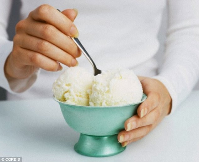 Scientists organised a tasting session with 85 people who described the sensations they felt while eating a vanilla ice cream. The participants pointed out on a screen the most dominant characteristic present in each moment. These included iciness, coldness, creaminess, roughness, gumminess, and finally, mouth coating