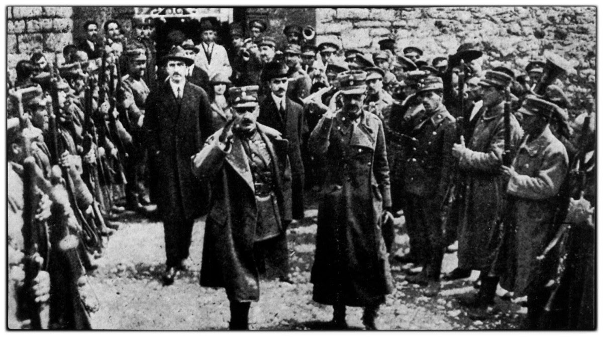 Πλαστήρας- Γονατάς. Πίσω αριστερά ο Γεώργιος Παπανδρέου, πολιτικός σύμβουλος της «Επαναστατικής Κυβέρνησης» στην αρχή, και υπουργός των Εσωτερικών από τις 9 Ιανουαρίου 1923.