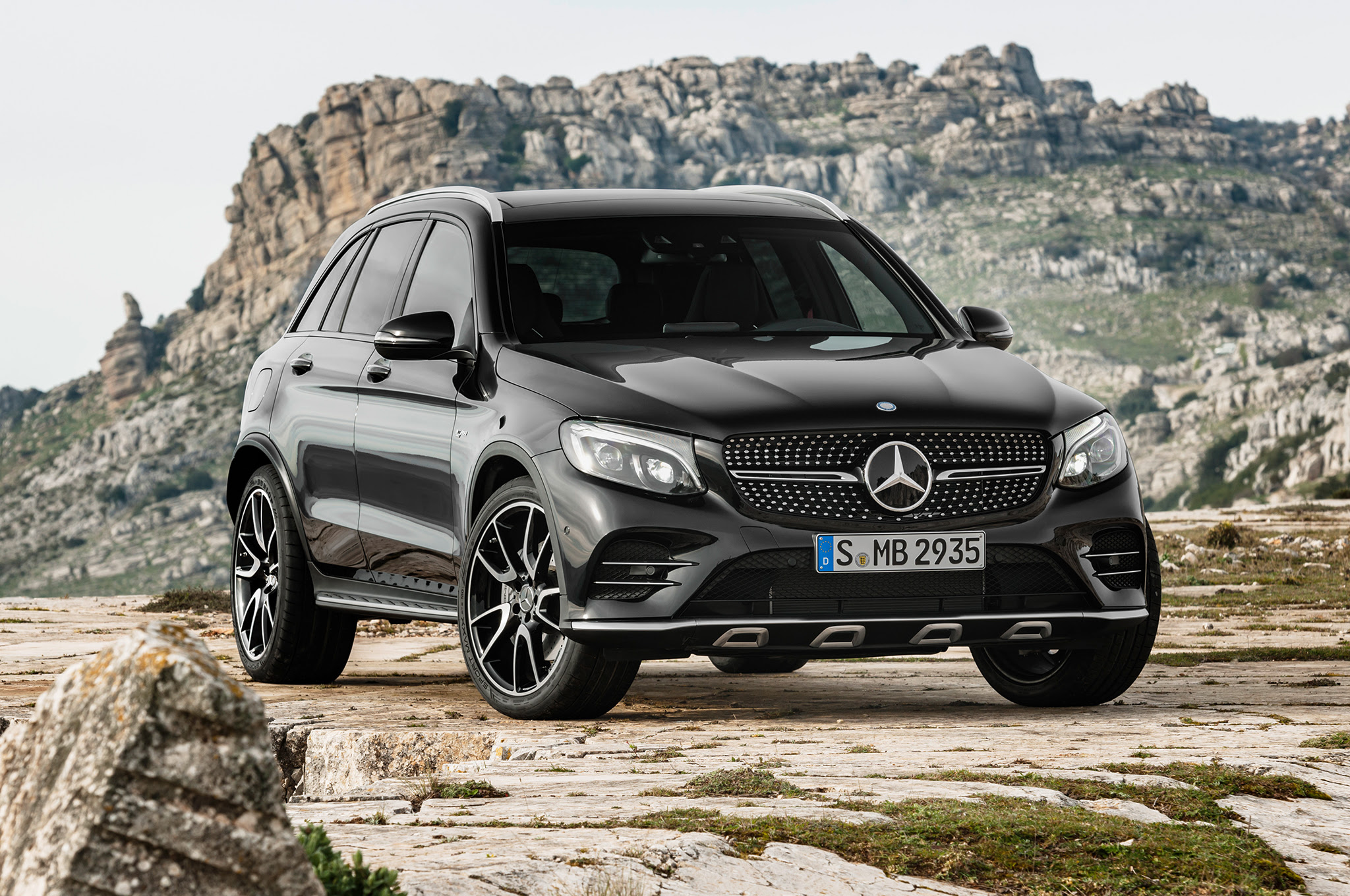 2017 Mercedes AMG GLC43 front three quarter