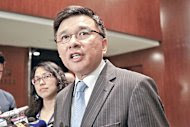 財經事務及庫務局長陳家強指出，有否熱錢進入本港仍需時觀察，又指低息環境令資產價格推高，將密切監察巿場情况。（郭慶輝攝）
