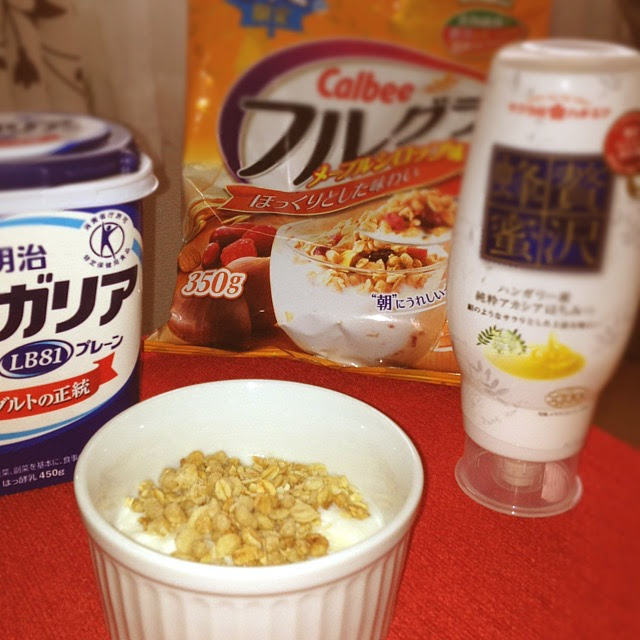 寝つきが悪い人必見 毎日1分で作れるフルグラ活用ヨーグルト 発酵レシピはこれ みんなの体験談より 日本発酵菌協会 仮