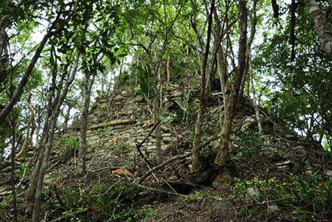 Los restos de un templo piramidal en la ancestral ciudad maya de Lagunita. Crédito: Ivan Sprajc