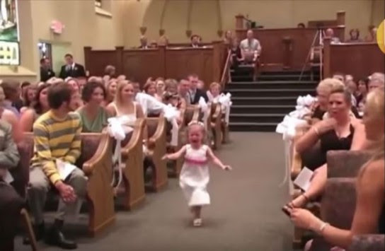 Το παρανυφάκι έτρεχε κλαίγοντας μέσα στην εκκλησία - Όλοι ξέσπασαν μετά σε γέλια όταν είδαν τι ερχόταν από πίσω! 