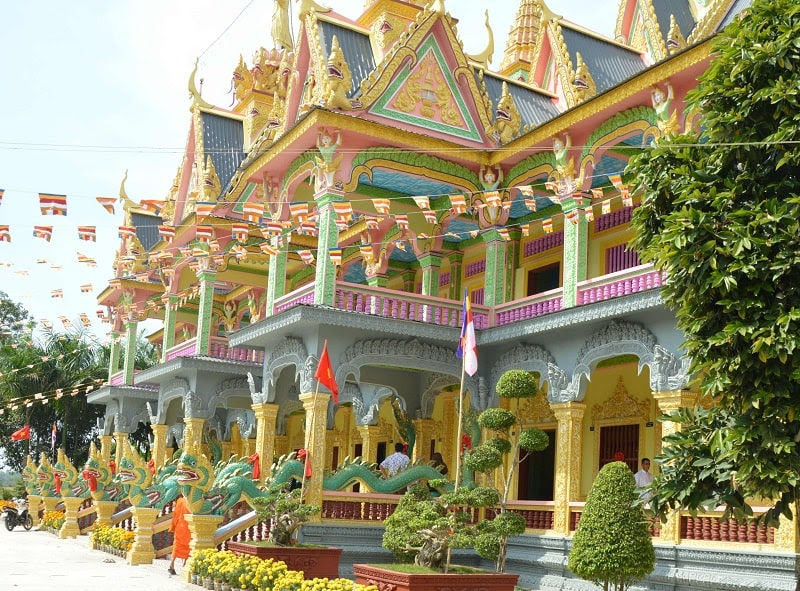 Tông màu vàng của ngôi chùa Wat Pătum Wôngsa Som Rông nổi bật trên nền bầu trời xanh