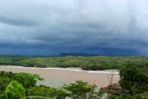 MENDUNG DI PANTAI SERANG