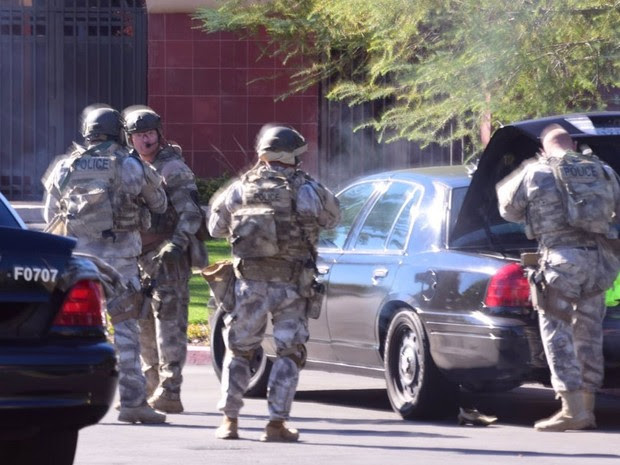 Integrantes da SWAT chegam ao local de tiroteio em San Bernardino, na Califórnia, na quarta (2) (Foto: Doug Saunders/Los Angeles News Group via AP)