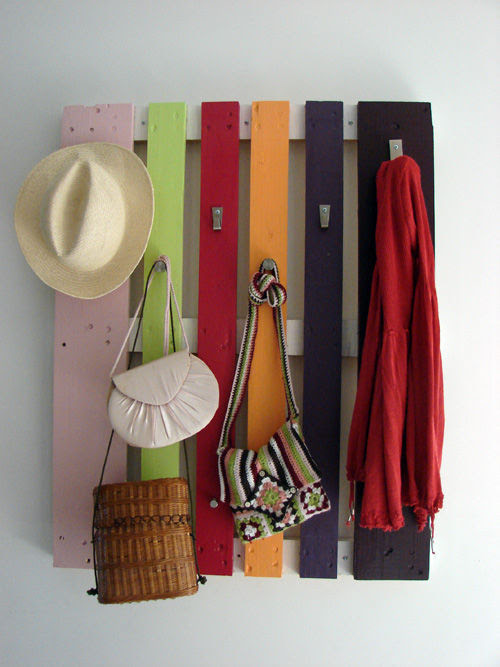 appleinmyheart:

Colorful Coat Rack From A Wood Pallet
It’s a colorful coat rack that would make your hallway decor more cool and fun! Get tutorial!
