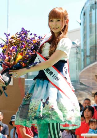 中川翔子が もうどく大使 に トリカブトの花束に仰天 全国ニュース 四国新聞社