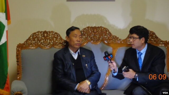 ျပည္သူ႔လႊတ္ေတာ္ဥကၠ႒ ဦးေရႊမန္းႏွင့္ ဗီြအိုေအအယ္ဒီတာ ဦးသိန္းထိုက္ဦး။ (ဂၽြန္ ၉၊ ၂၀၁၃။) ဓာတ္ပံု/ ဗီြအိုေအ (ျမန္မာပိုင္း)             